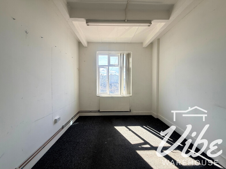 445 Wick Ln, London to rent - Building Photo - Image 2 of 10