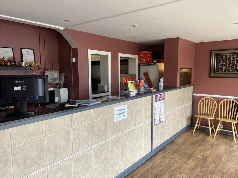 52 Brighton Rd, South Nutfield for sale - Interior Photo - Image 2 of 5