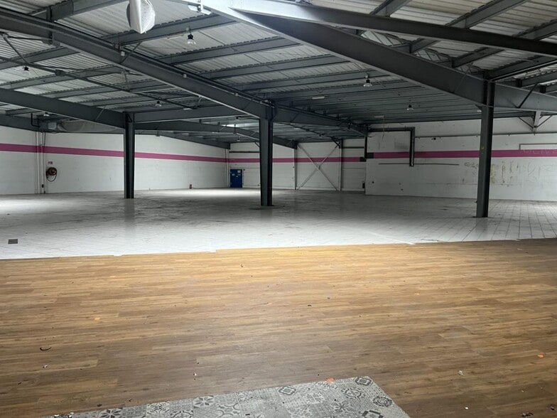 Retail in Maurepas to rent - Interior Photo - Image 3 of 11