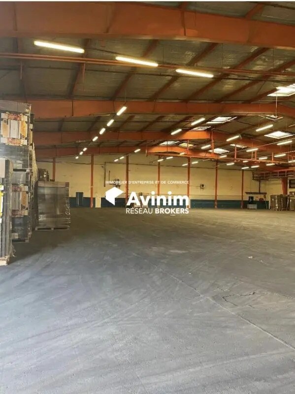 Location Entrepôt 2 357 m² - Photo 1