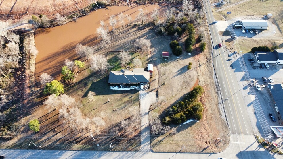 2827 W Grand Ave, Chickasha, OK for sale - Building Photo - Image 2 of 10