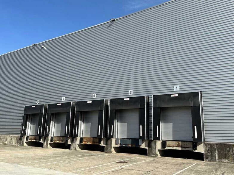 Light Industrial in Mions to rent - Building Photo - Image 3 of 18