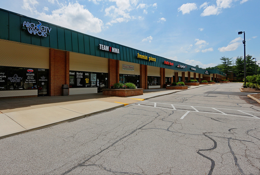 100-176 Four Seasons Shopping Ctr, Chesterfield, MO for rent - Primary Photo - Image 1 of 8