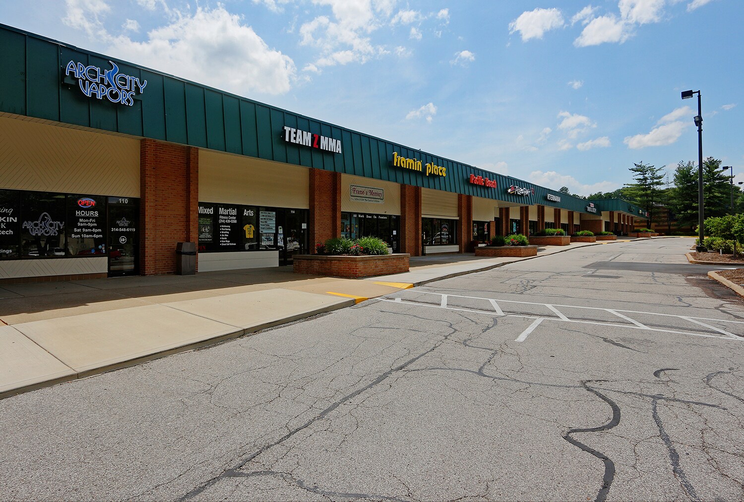 100-176 Four Seasons Shopping Ctr, Chesterfield, MO to rent Primary Photo- Image 1 of 8