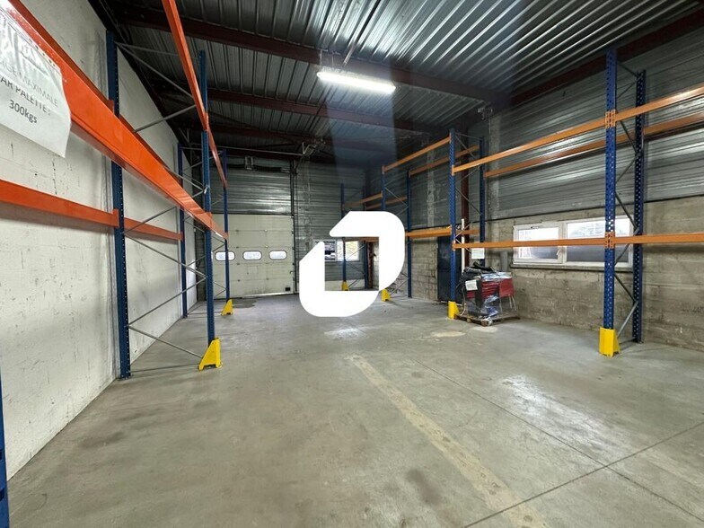 Light Industrial in Chelles to rent - Interior Photo - Image 3 of 4