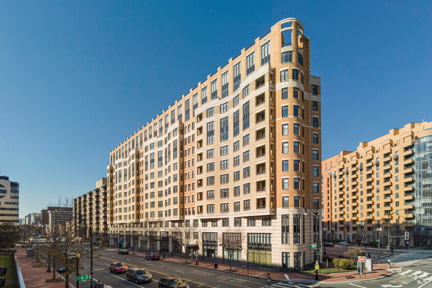 400 Massachusetts Ave NW, Washington, DC for rent - Building Photo - Image 1 of 4