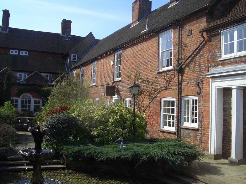 30 Shepherds Ln, Beaconsfield to rent - Building Photo - Image 2 of 5