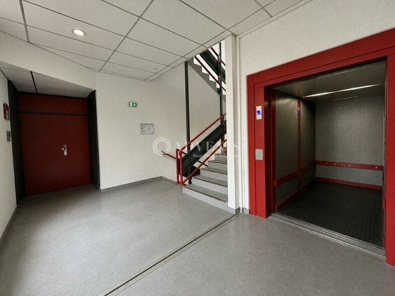 12 Chemin Du Moulin Basset, Saint-Denis to rent - Interior Photo - Image 2 of 12