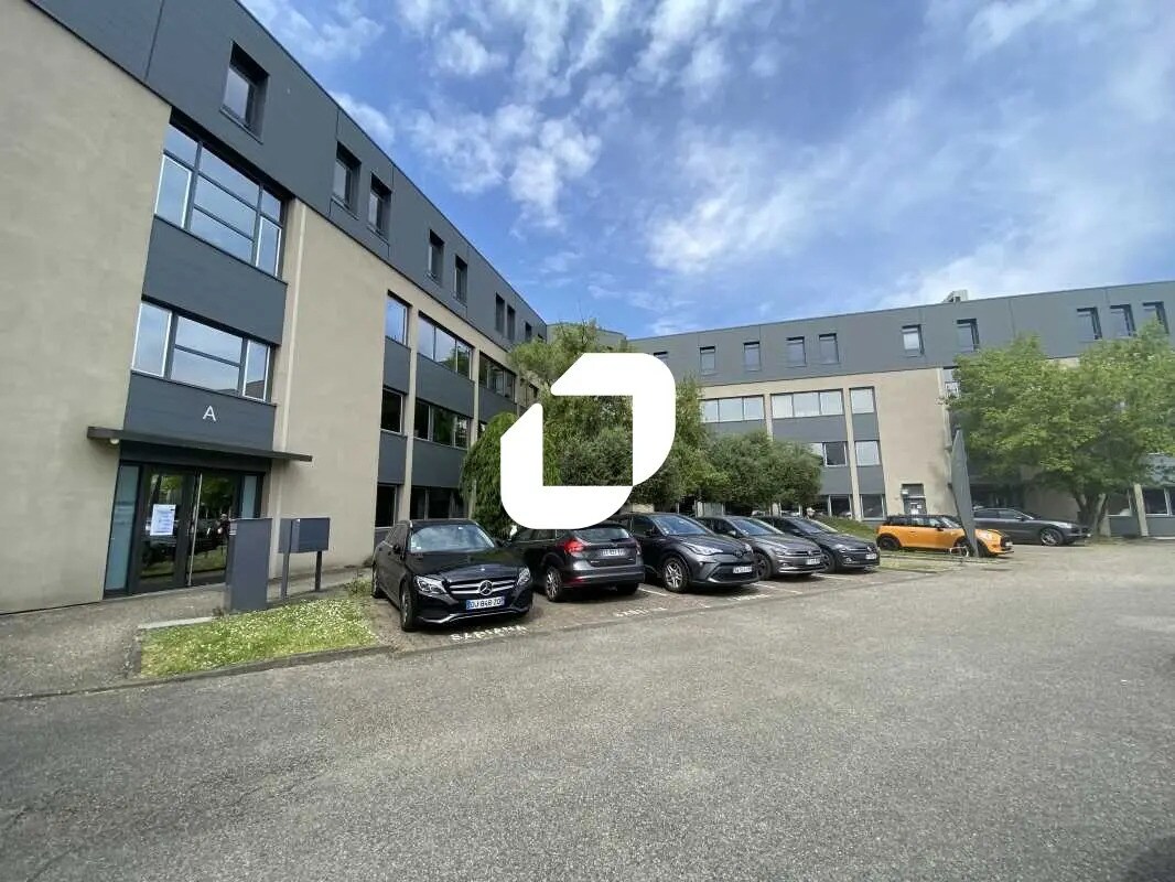 Office in Écully to rent Building Photo- Image 1 of 35