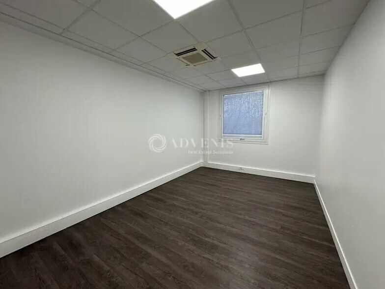 Office in Tremblay-en-France to rent - Interior Photo - Image 3 of 8