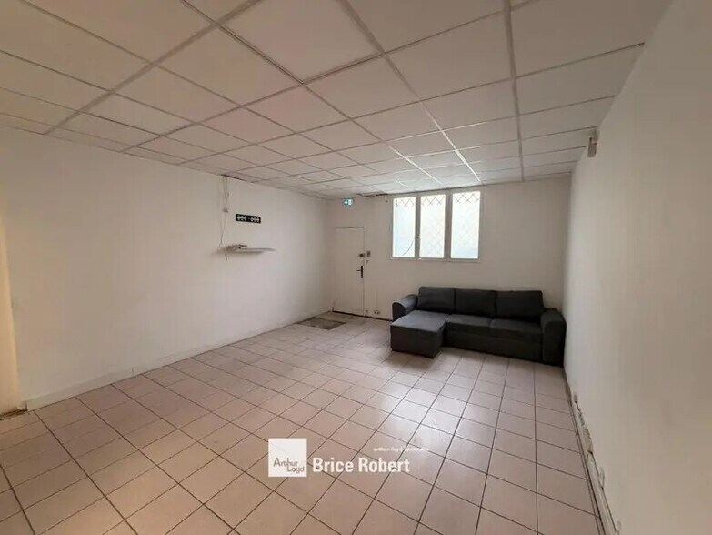11-13 Avenue De La République, Vénissieux to rent - Interior Photo - Image 3 of 8