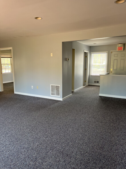 1680 Village Green, Crofton, MD for rent - Interior Photo - Image 3 of 12