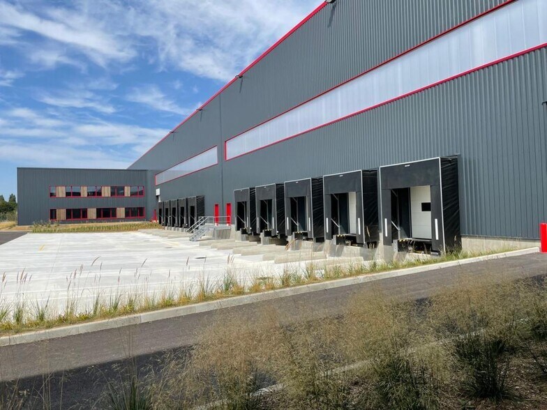 Industrial in Le Thillay to rent - Building Photo - Image 1 of 31