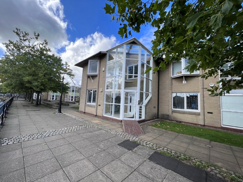 14 Navigation Way, Hesketh Bank to rent - Building Photo - Image 2 of 2