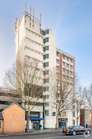 Wheatfield Way, Kingston Upon Thames to rent - Building Photo - Image 3 of 4