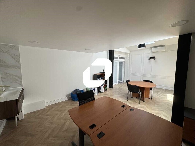 Office in Montrouge to rent - Interior Photo - Image 2 of 6