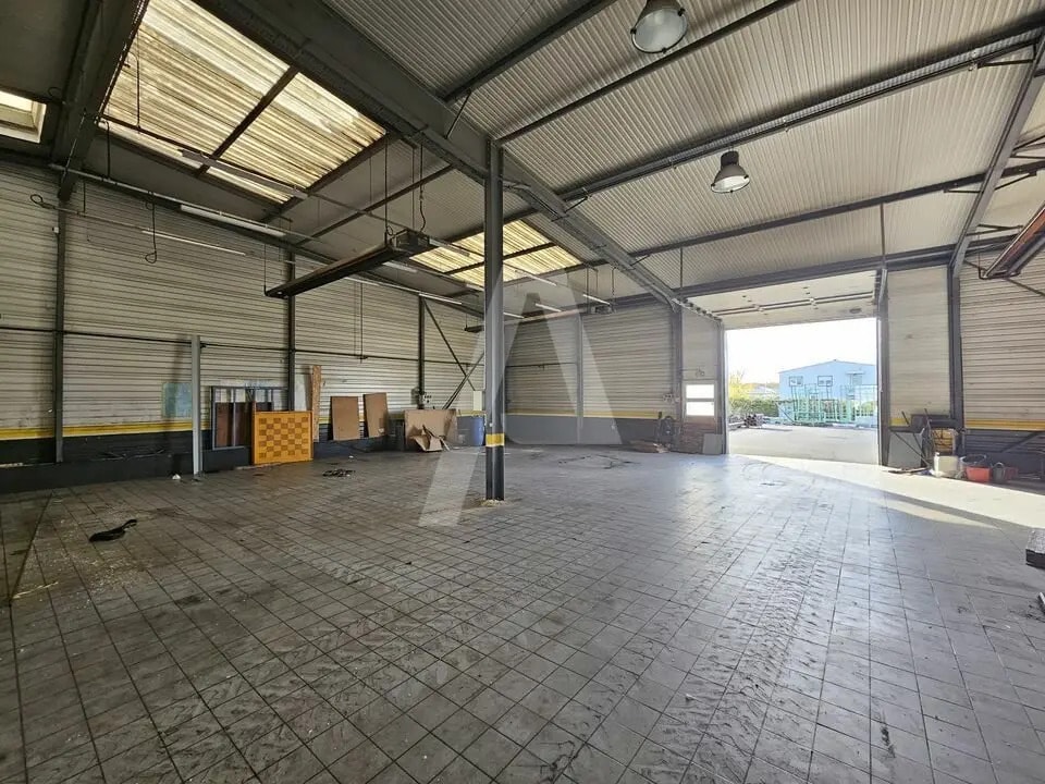 Location Entrepôt 582 m² - Photo 1