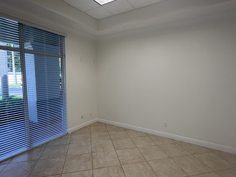 746-762 US Highway 1, Tequesta, FL for rent - Building Photo - Image 3 of 9