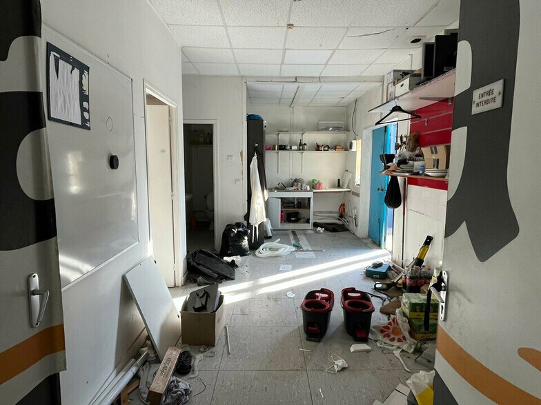 Retail in Couilly-Pont-aux-Dames to rent - Interior Photo - Image 3 of 6