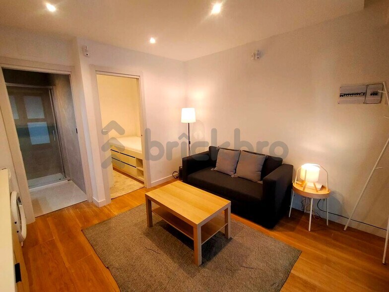 Retail in Barcelona, Barcelona to rent - Interior Photo - Image 2 of 4