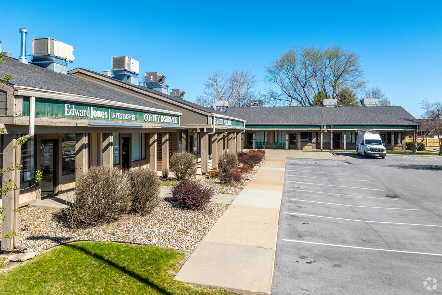 7501-7611 Douglas Ave, Urbandale, IA for rent - Building Photo - Image 1 of 11