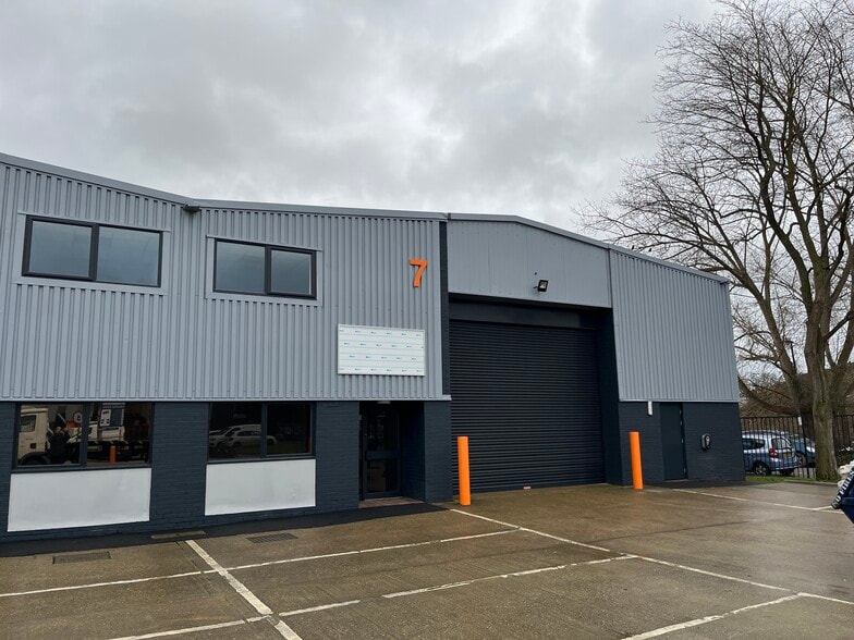 Beddington Ln, Croydon to rent - Building Photo - Image 2 of 5