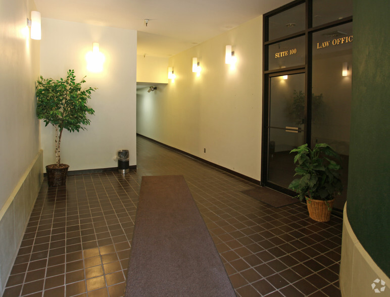 608 Virginia St E, Charleston, WV for rent - Lobby - Image 2 of 4