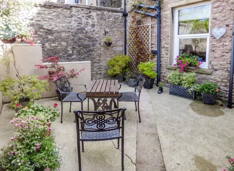 63 High St, Kirkby Stephen for sale - Building Photo - Image 1 of 14