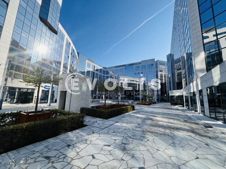 9-10 Porte De Neuilly, Noisy-le-Grand to rent - Building Photo - Image 1 of 14