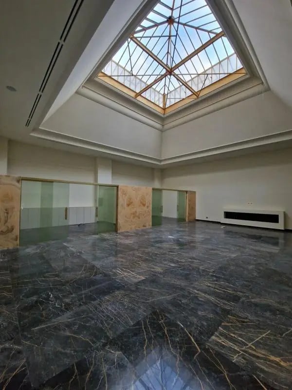 Location Commerce 560 m² - Photo 1