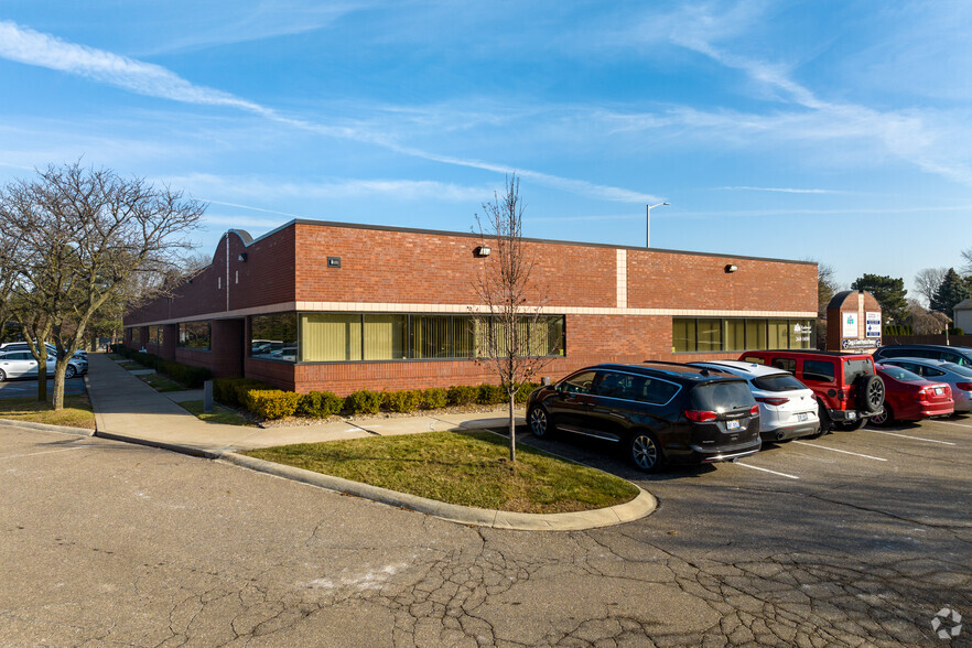 35409-35429 Schoenherr Rd, Sterling Heights, MI for rent - Building Photo - Image 3 of 5