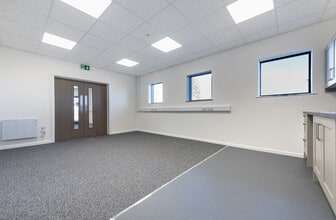 Heron Road, Exeter to rent Interior Photo- Image 1 of 53