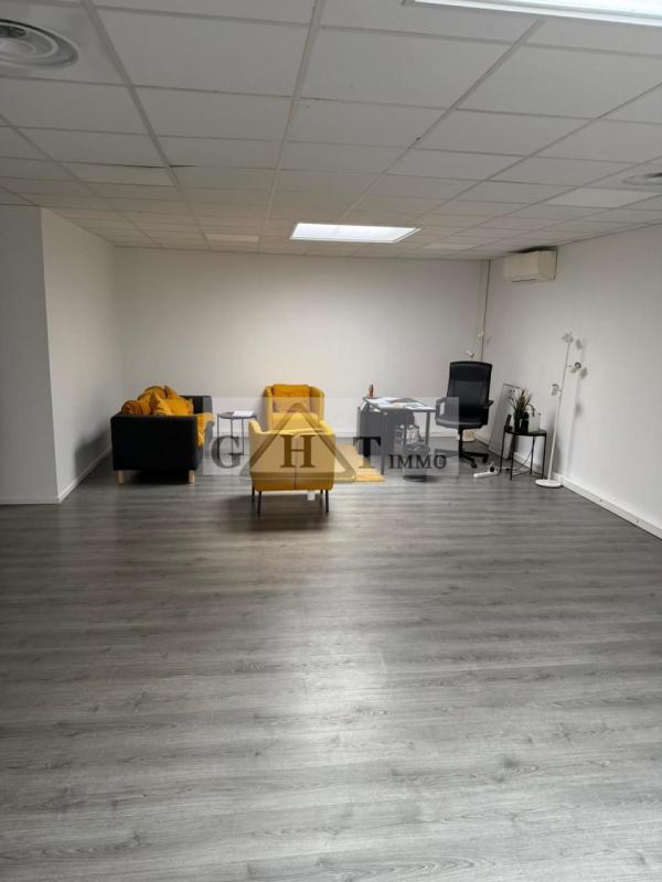 Office in Stains to rent Interior Photo- Image 1 of 6