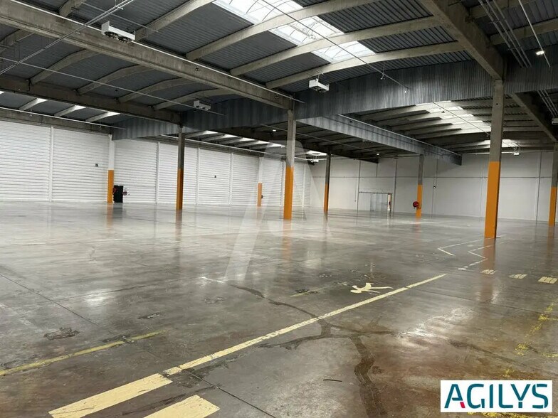 Industrial in Lisses to rent - Interior Photo - Image 1 of 7