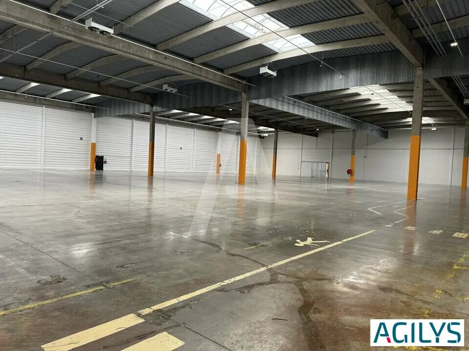 Location Entrepôt 8 018 m² - Photo 1