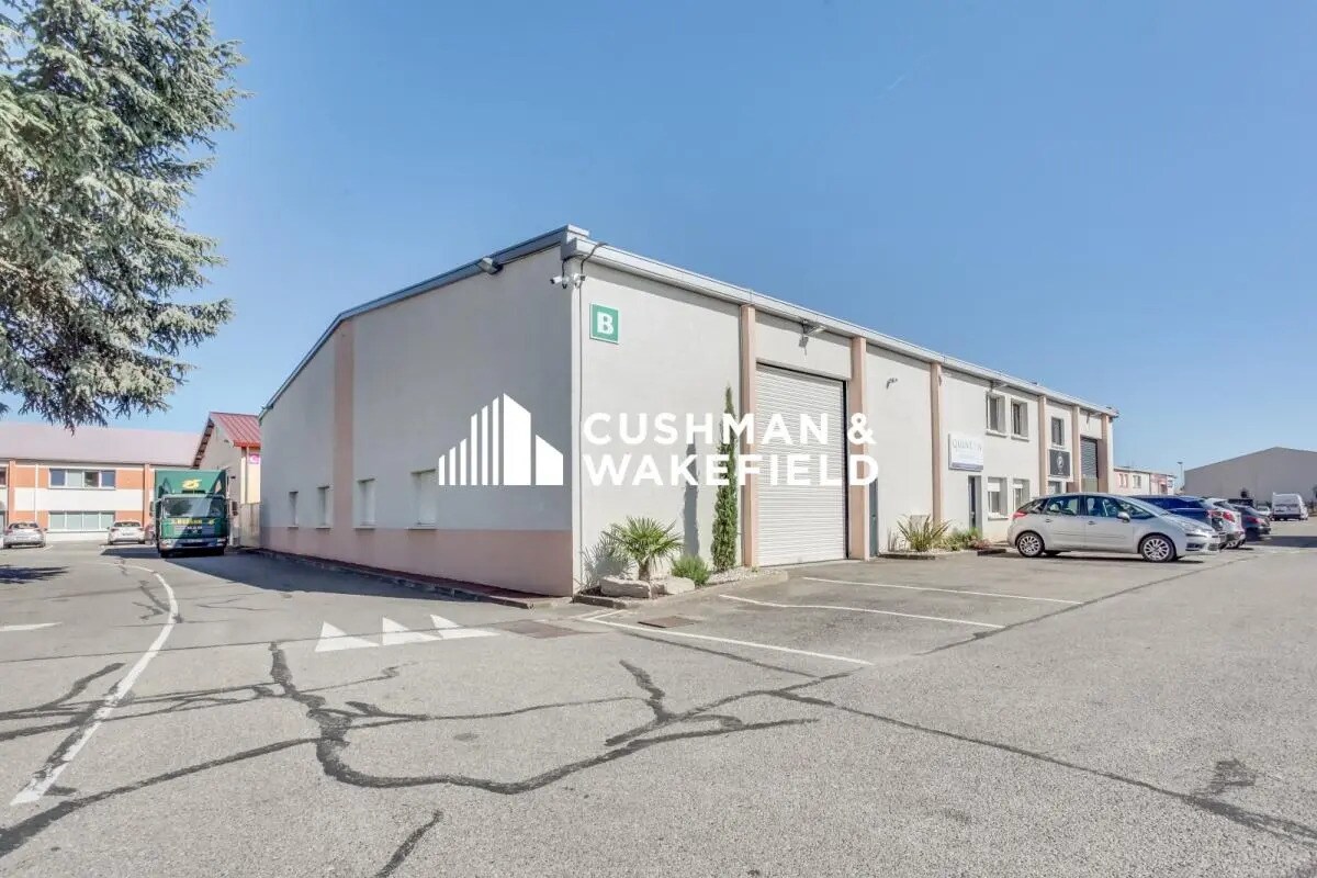Light Industrial in Décines-Charpieu to rent Building Photo- Image 1 of 2