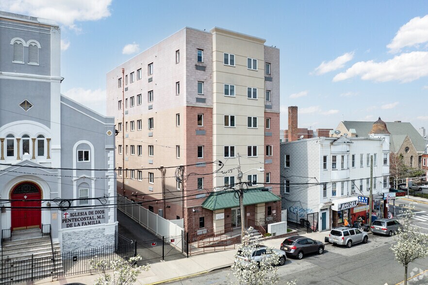 165 Barclay St, Paterson, NJ for sale - Primary Photo - Image 1 of 12