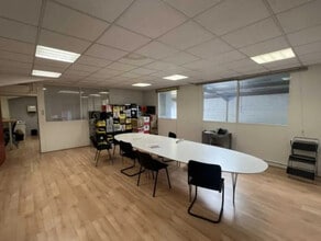 57 Avenue De La République, Vénissieux to rent Building Photo- Image 1 of 12