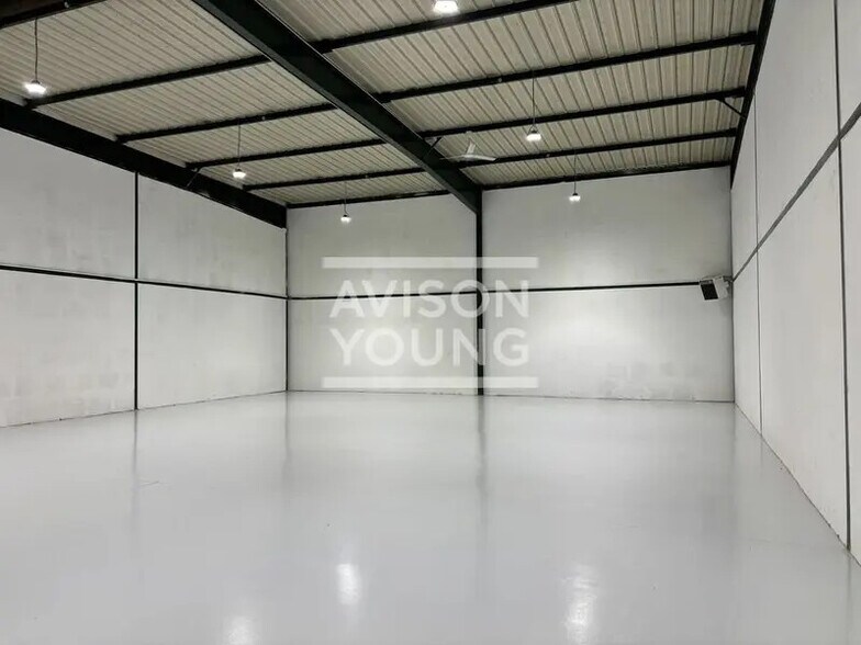 Light Industrial in Villepinte to rent - Interior Photo - Image 1 of 7