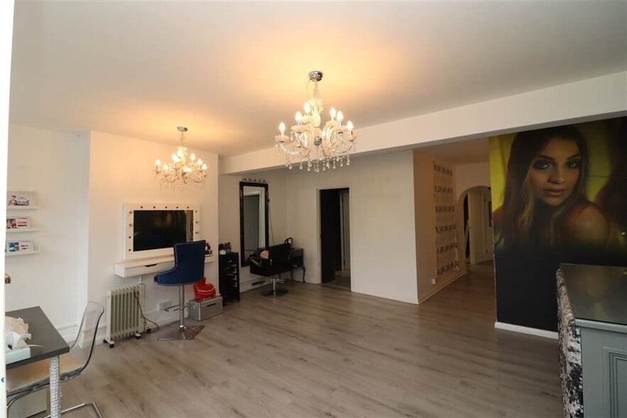 30 Market Sq, Dromore to rent - Interior Photo - Image 2 of 6