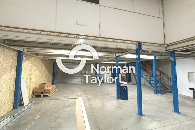 Light Industrial in Montpellier to rent - Interior Photo - Image 1 of 11