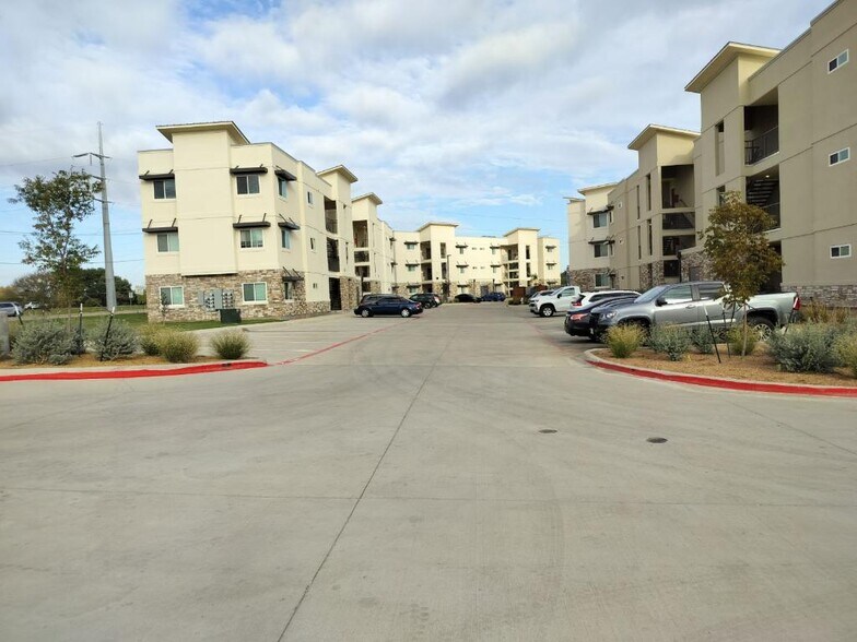 1101 Biloxi Dr, Ennis 75119 The Ensign Apartments UK