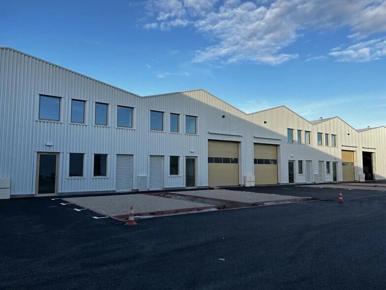 20-26 Rue Marius Grosso, Vaulx-en-Velin to rent - Building Photo - Image 2 of 17