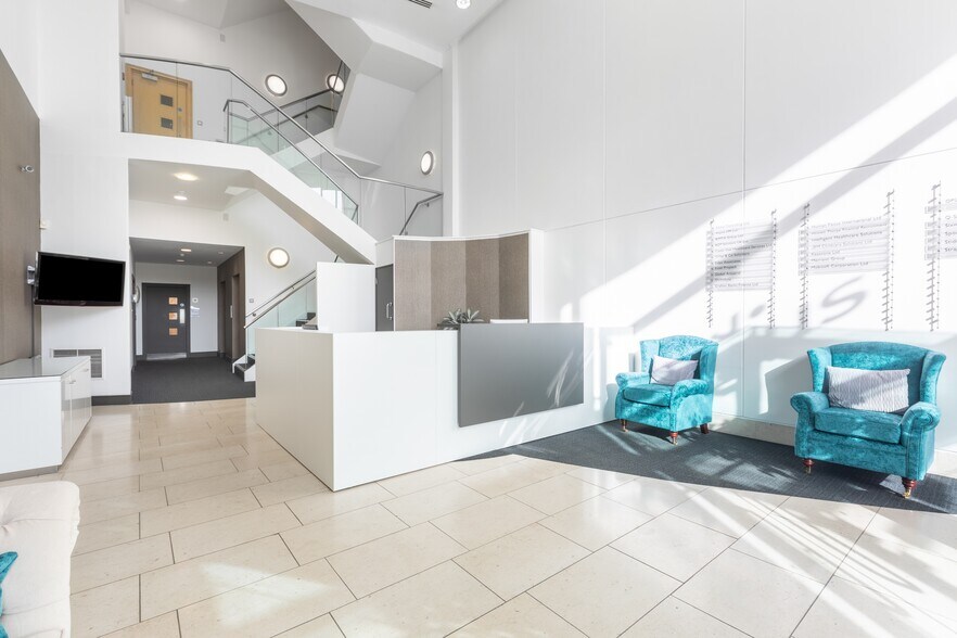 41 London Rd, Reigate to rent - Interior Photo - Image 2 of 10