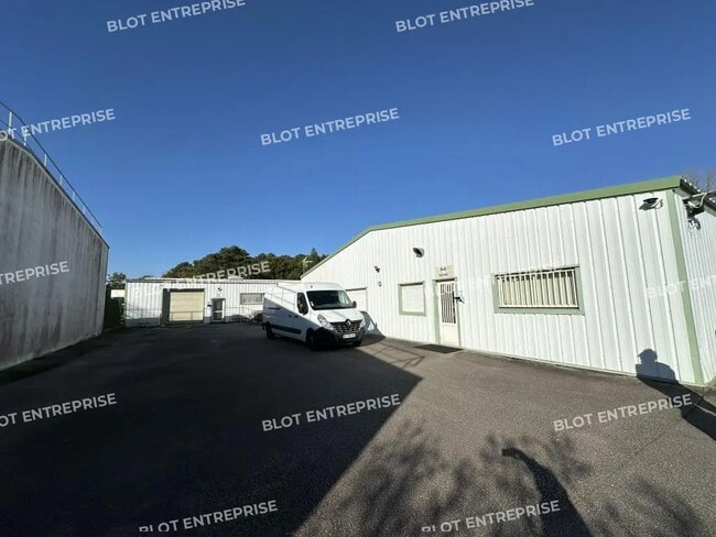 Location Local d'activités 1 990 m²