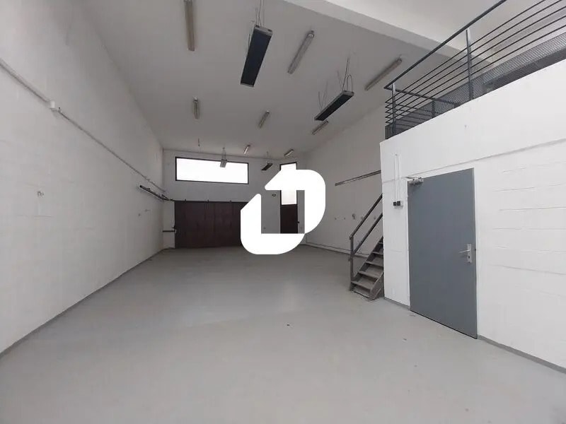 Location Local d'activités 265 m² - Photo 1
