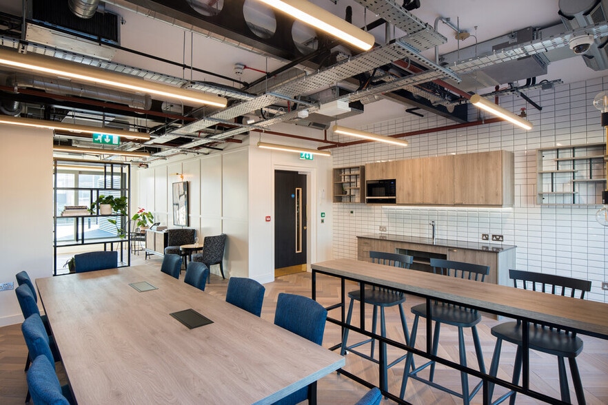 10-12 Alie St, London to rent - Building Photo - Image 2 of 26