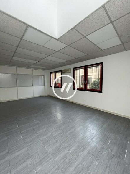 Light Industrial in Aubagne to rent - Interior Photo - Image 3 of 11