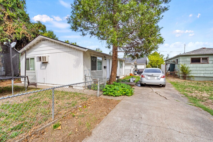 1036 W 12th St, Medford, OR for sale - Primary Photo - Image 1 of 24