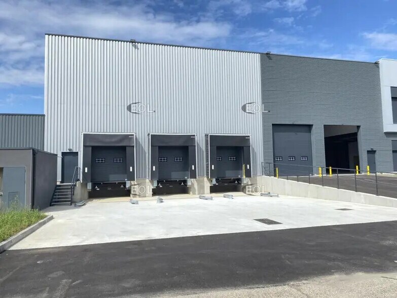 Industrial in Corbas to rent - Building Photo - Image 2 of 40